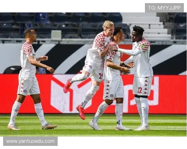 德甲足球队的悠久历史与发展轨迹全面回顾