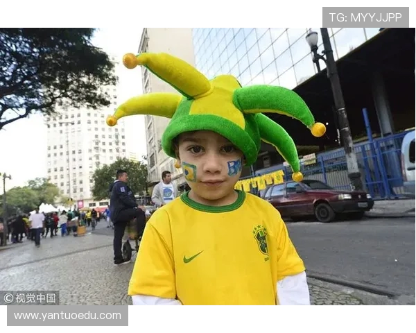 巴西队世界杯宝贝全身彩绘展现激情与活力精彩瞬间